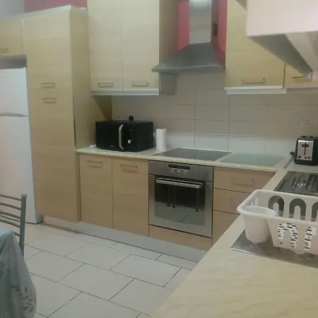 Modern With 3 Bedrooms *